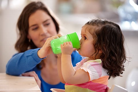 완벽한 선택: 아기의 발달 단계를 지원하는 최적의 처음 마시는 컵 찾기