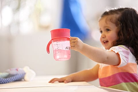 완벽한 성취: 아기에게 컵으로 마시기를 가르치는 일이 생각보다 어렵지 않은 이유