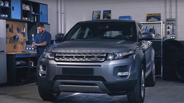 Range Rover Evoque에서 헤드라이트 전구 교체 방법