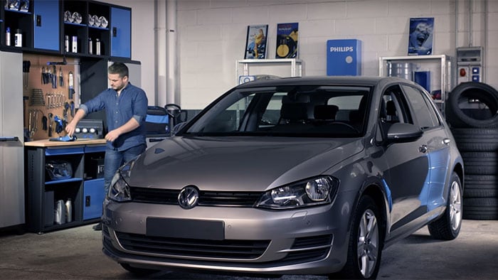 Volkswagen Golf VII에서 헤드라이트 전구 교체 방법